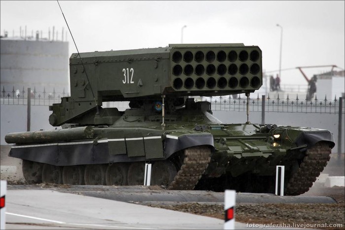 Tổ hợp phun lửa hạng nặng TOS-1A của Nga cũng không chịu thua kém các thiết bị quân sự khác
